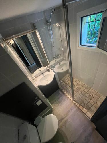 une vue aérienne d'une salle de bain avec deux lavabos et une fenêtre dans l'établissement Petite maison dans résidence avec piscine, à Cogolin