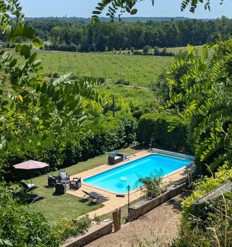 une image d'une piscine dans un jardin dans l'établissement La Roche Bellevue, à Luynes