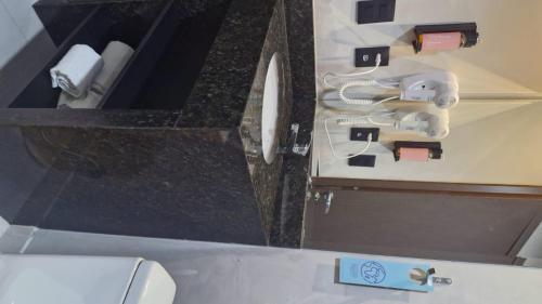 Un baño con lavabo e inodoro en una habitación. en Tulip Inn Bauru, en Bauru