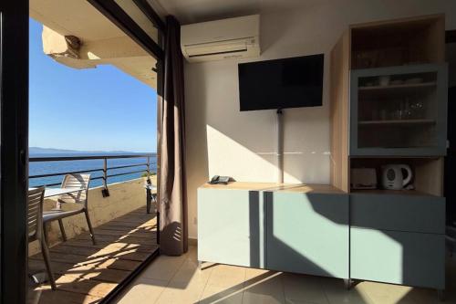 un salon avec vue sur l'océan dans l'établissement Sea view apartment on the Ajaccio golf course, à Ajaccio