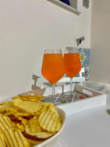 Dos vasos de cerveza y un tazón de patatas fritas en Casimiro, en Porticello
