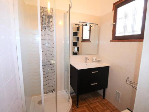 Kúpeľňa v ubytovaní Grand studio climatisé pour 4 personnes avec parking, à 350m de la mer au Grau-du-Roi - FR-1-307-222