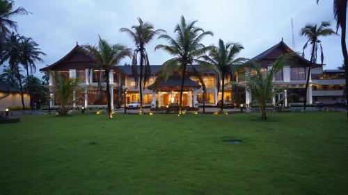 un grande edificio con palme di fronte di SCYLLA Luxury Resort & Spa a Kaup