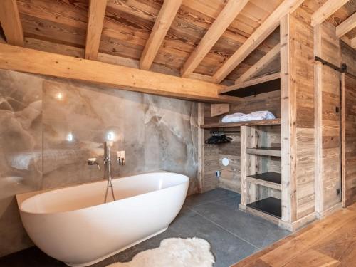 eine Badewanne in einem Raum mit Holzdecke in der Unterkunft Chalet de Luxe aux Gets - 5 Chambres, Jacuzzi, Animaux Acceptés, Parking - FR-1-671-282 in Les Gets