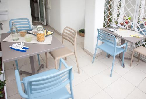 SulMare Alba Adriatica في ألبا أدرياتيكا: طاولة وكراسي على فناء