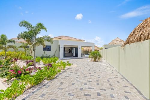 Gallery image of Paradise Villa met privézwembad, Mambo Beach in Willemstad