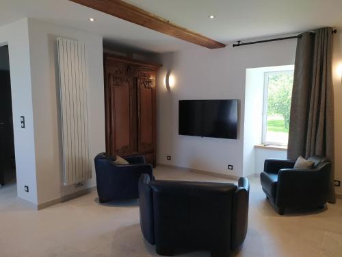 Televisyen dan/atau pusat hiburan di Appartements La Grande Ferme Crépon - à la campagne 5mn d'Arromanches et 10mn de Bayeux
