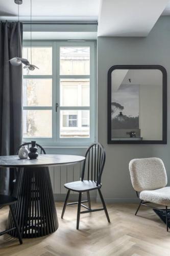 une pièce avec une table, une chaise et un miroir dans l'établissement Amazing Vieux lyon superbe logement, à Lyon