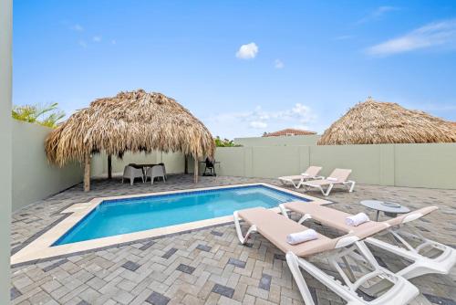 Gallery image of Paradise Villa met privézwembad, Mambo Beach in Willemstad