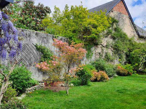 a retaining wall with flowers and plants at Tiny House in Pontacq