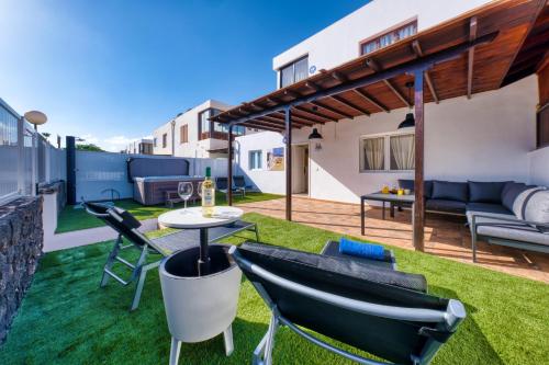 Villa Flaminia - Jacuzzi and Foosball - Just 400m from the Beach By Lanzarote Vacation Homes