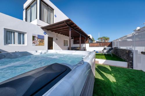 Villa Flaminia - Jacuzzi and Foosball - Just 400m from the Beach By Lanzarote Vacation Homes