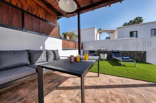 Villa Flaminia - Jacuzzi and Foosball - Just 400m from the Beach By Lanzarote Vacation Homes