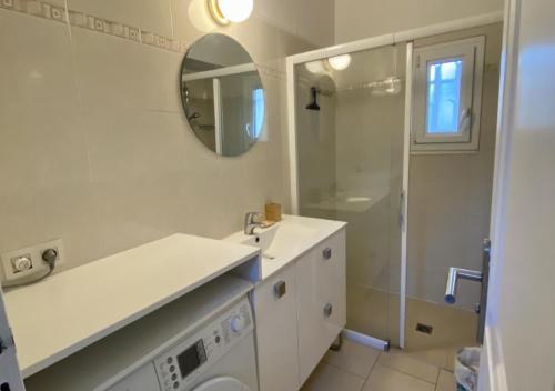 une salle de bain blanche avec un lavabo et une douche dans l'établissement Villa- Mazet 59, à Sainte-Maxime