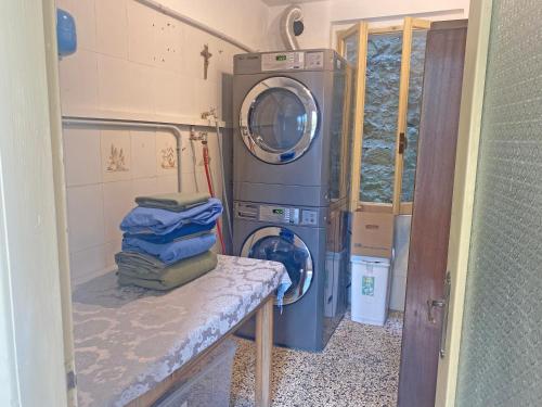 a laundry room with a washer and a washing machine at La Quercia in San Benedetto Val di Sambro