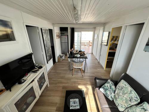 Photo de la galerie de l'établissement Charmant chalet 5 pers. à 300m de la plage - Terrasse aménagée, parking, non fumeur, animaux non admis - FR-1-784-20, à Gruissan