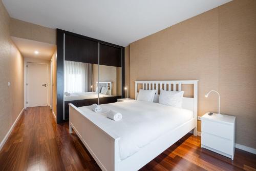 a bedroom with a large white bed in a room at GuestReady - A prime stay near the beach in Matosinhos