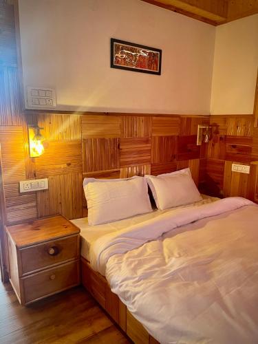 a bedroom with two beds in a room at The Highgrove House, Manali in Haripūr