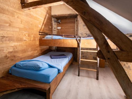 une chambre avec deux lits superposés dans une cabine dans l'établissement Camping la Jaurie hébergements, à Ladignac-le-Long