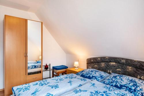 a bedroom with a bed and a mirror at Haus Marianne Duffner in Schonach
