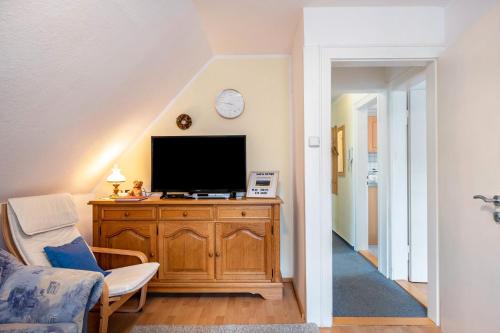 a living room with a television on a wooden dresser at Haus Marianne Duffner in Schonach