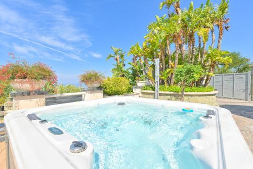 een grote hot tub in een tuin met bomen bij Villino La Canfora in Ischia