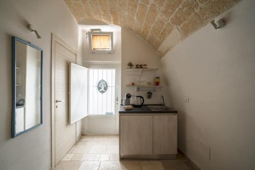 Dapur atau dapur kecil di Fratti 21 Private Studio in Ostuni Old Town