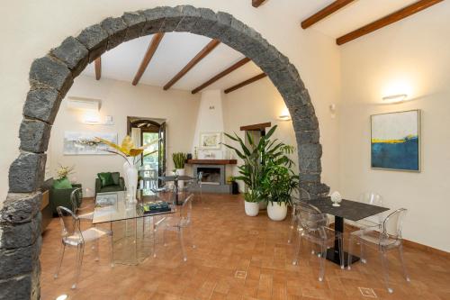 an archway in a living room with a table and chairs at Feudogrande Bio Relais Hotel in Fiumefreddo di Sicilia