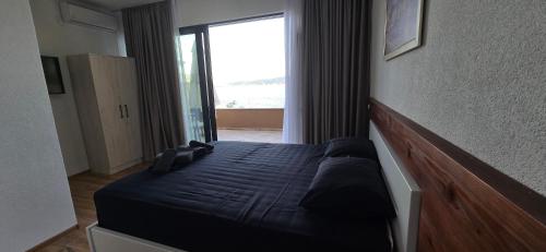Cama o camas de una habitación en Beachfront Blue Panorama