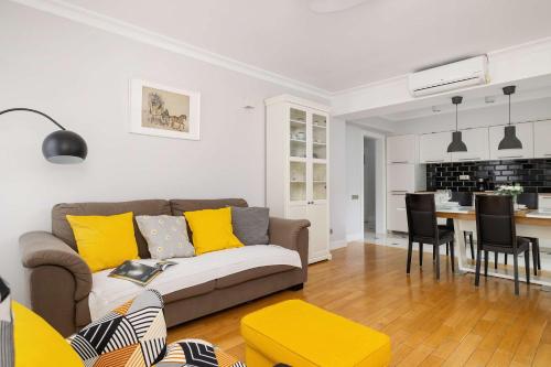 Air Conditioned Apartment in Cracow with Parking, Desk and Bathtub by Noclegi Renters