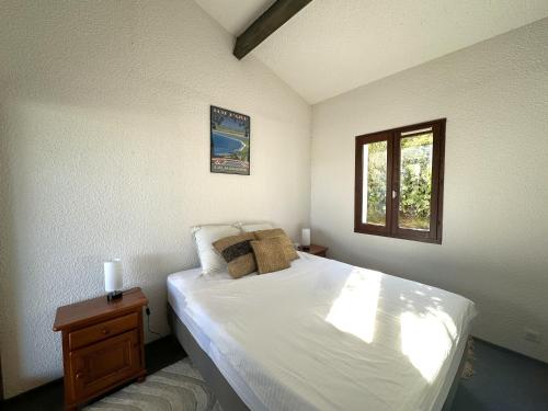 a bedroom with a large bed and a window at LES TAMARIS Maison pour 6 personnes dans domaine privé avec piscine à La Londe-Les-Maures in La Londe-les-Maures