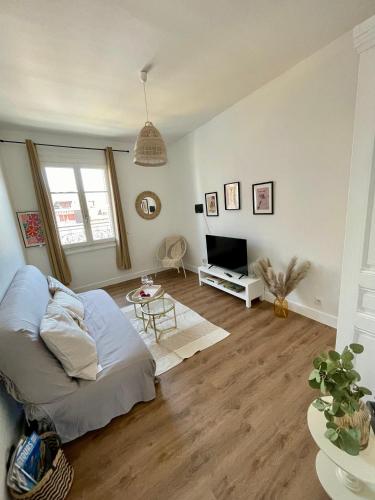 Μια τηλεόραση ή/και κέντρο ψυχαγωγίας στο Appartement t2 cosy hypercentre 3mn de la plage