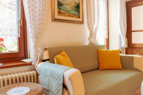 a living room with a couch and a window at Da Bino - Vicino Pista Ciclabile in Valle di Cadore