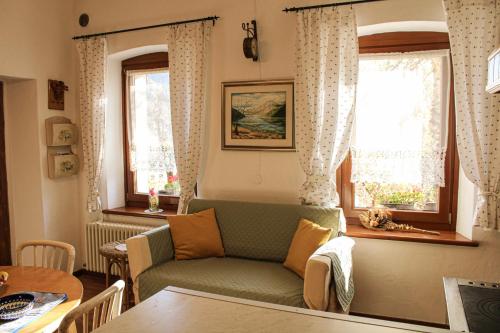 a living room with a couch and a table at Da Bino - Vicino Pista Ciclabile in Valle di Cadore