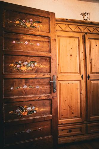 a wooden dresser and a door in a room at Da Bino - Vicino Pista Ciclabile in Valle di Cadore