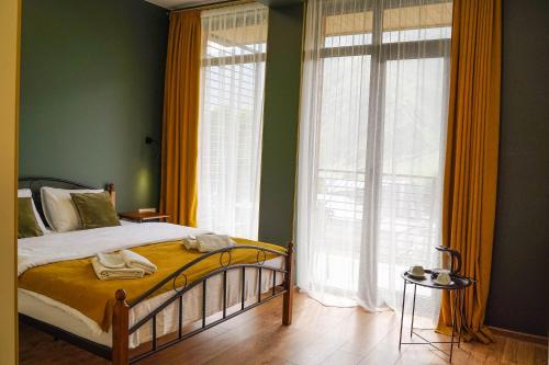 Giường trong phòng chung tại Hotel Mountime Kazbegi