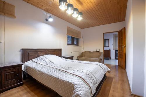 Postel nebo postele na pokoji v ubytování Ostoja przy potoku- z tarasem oraz parkingiem- BestRooms