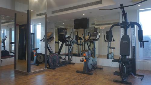 Fitness centrum a/nebo fitness zařízení v ubytování Royal Grand Suite Hotel