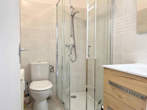une salle de bain avec une douche, des toilettes et un lavabo dans l'établissement Studio lumineux 4 couchages près de la plage avec options linge et Wifi - FR-1-251-433, au Lavandou