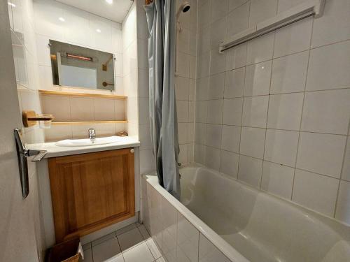 une salle de bain avec une baignoire et un lavabo dans l'établissement Plan Peisey: Appartement 2 pièces 5 pers, accès pistes, animaux admis - FR-1-757-109, à Peisey-Nancroix
