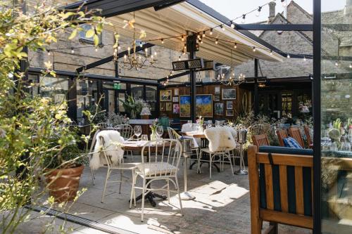 Un restaurante o sitio para comer en The Wheatsheaf Inn