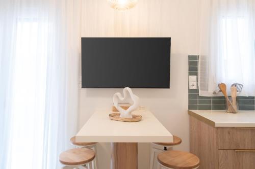 2BR Beatiful Apt In Thissio Near Agora & Acropolis