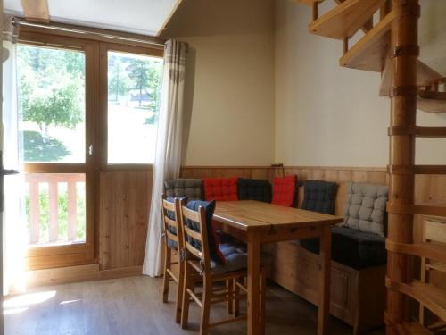 une salle à manger avec une table, des chaises et un canapé dans l'établissement Duplex cosy pour 6 pers avec balcon, animaux admis - Vallandry - FR-1-757-113, à Landry