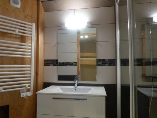 une salle de bain avec un lavabo et un miroir dans l'établissement Duplex cosy pour 6 pers avec balcon, animaux admis - Vallandry - FR-1-757-113, à Landry