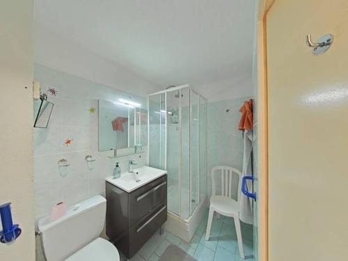 une salle de bain avec un lavabo, des toilettes et une douche dans l'établissement Appartement 2 pièces avec loggia vue mer, animaux admis - La Londe-les-Maures - FR-1-826-10, à La Londe-les-Maures