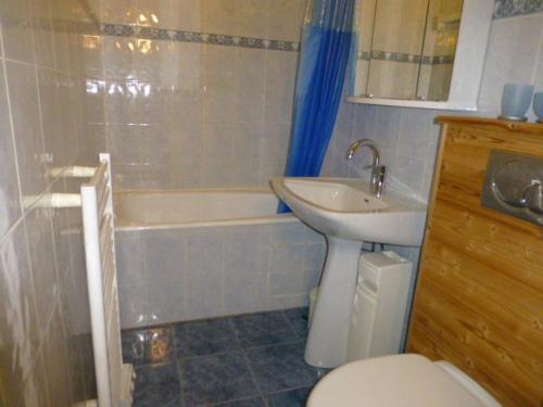 une salle de bain avec un lavabo, des toilettes et une baignoire dans l'établissement Studio cosy pour 4 pers. avec balcon S/E, proche pistes du Rif Nel et commerces, quartier Cognet - FR-1-405-45, à L'Alpe-d'Huez
