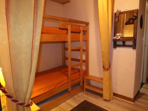 Photo de la galerie de l'établissement Appartement 2P pour 6 à L'Alpe d'Huez - Skis aux pieds, balcon sud, animaux OK, parking privatif - FR-1-405-343, à Huez