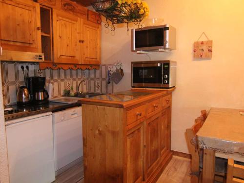 Photo de la galerie de l'établissement Appartement 2P pour 6 à L'Alpe d'Huez - Skis aux pieds, balcon sud, animaux OK, parking privatif - FR-1-405-343, à Huez