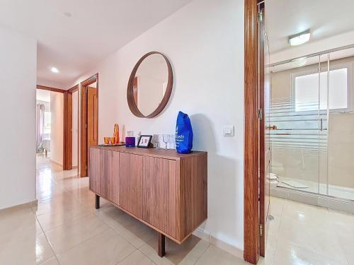 ein Badezimmer mit einer Holzkommode und einem Spiegel in der Unterkunft Albatros Playa 1 - Resort Choice 3507 in Mar de Cristal