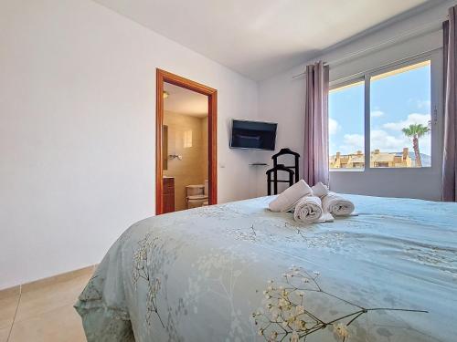 ein Schlafzimmer mit einem großen Bett mit Handtüchern darauf in der Unterkunft Albatros Playa 1 - Resort Choice 3507 in Mar de Cristal